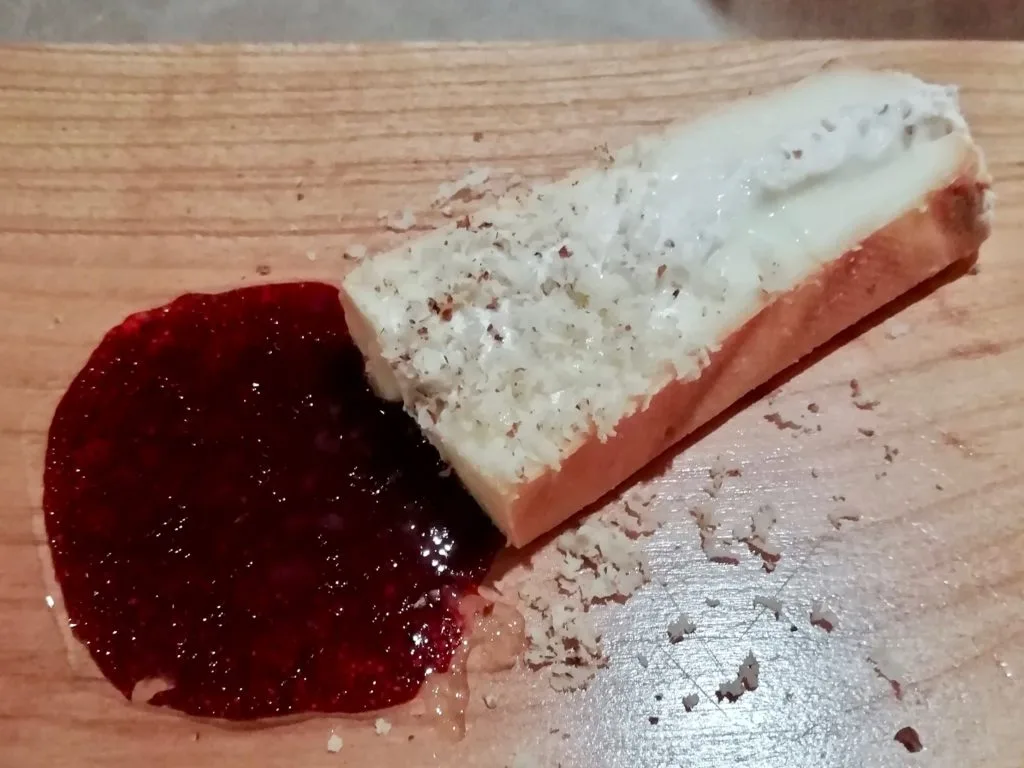 Le reblochon fumé à la noix et sa réduction de fruits rouges